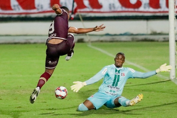 Rafael Vieira/AGIF- Jordan em ação pelo Santa Cruz