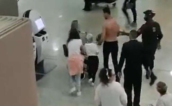 Foto: Reprodução | Momento em que Réver precisou ser conduzido por seguranças