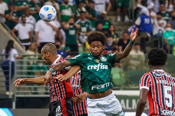 Foto: Marcello Zambrana/AGIF – Luiz Adriano em ação pelo Palmeiras
