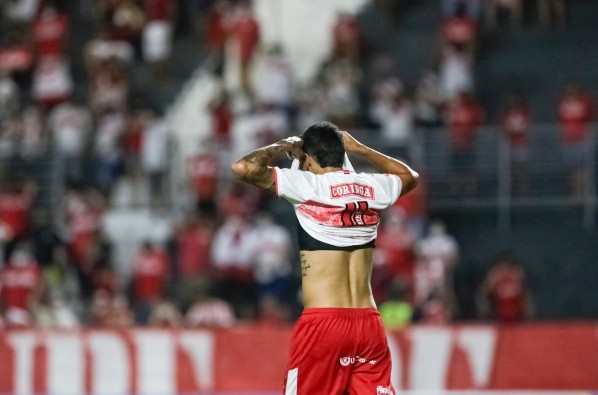 Foto: Celio Junior/AGIF – Mesmo sendo um dos destaques da última Série B, Caetano não faz parte dos planos do Corinthians