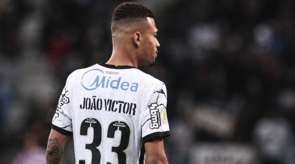 João Victor continua no time titular do Corinthians (Foto: Ettore Chiereguini/AGIF)