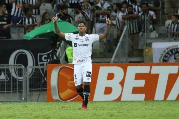 Foto: (Fernando Moreno/AGIF) - O Santos está disposto a negociar o empréstimo de Raniel ao Vasco