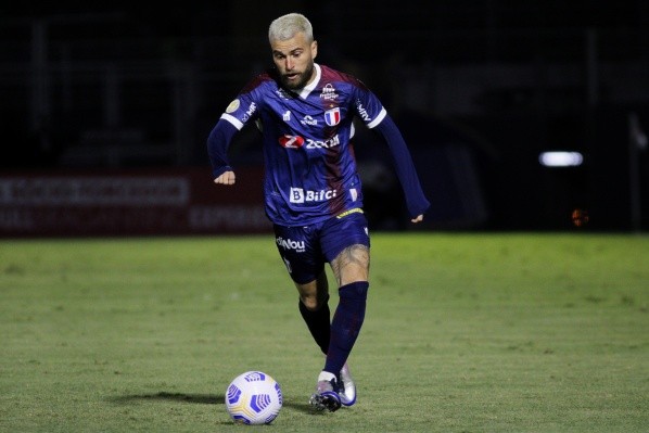 Foto: Guilherme Drovas/AGIF -Lucas Lima em ação pelo Fortaleza