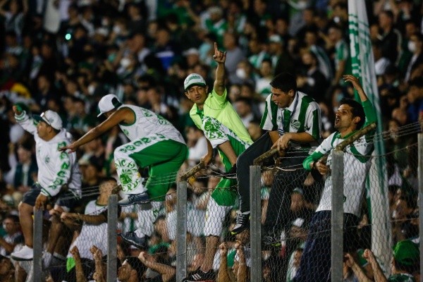 Luiz Erbes/AGIF/ Torcida do Juventude comemorando a permanência do clube na Série A. 
