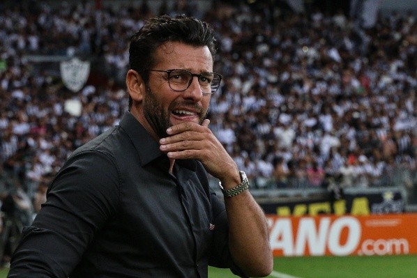 Foto: Fernando Moreno/AGIF – Alberto Valentim segue no comando para 2022 e está na montagem da equipe