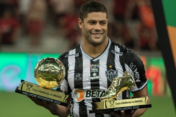Foto: Robson Mafra/AGIF -Hulk jogador do Atlético-MG recebe troféus de melhor jogador e artilheiro da Copa do Brasil