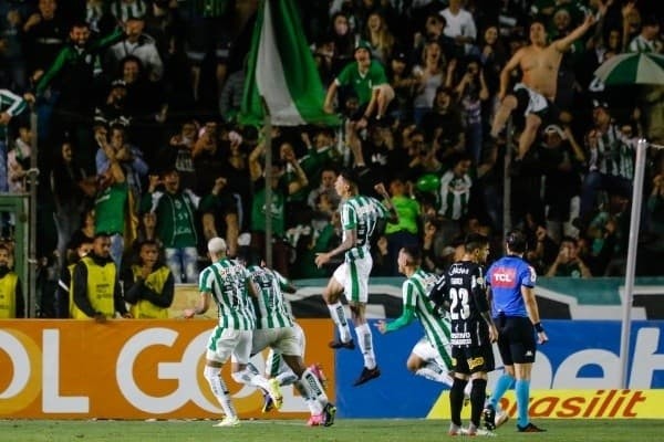 Luiz Erbes/AGIF/ Jogadores do Juventude comemorando gol com a torcida