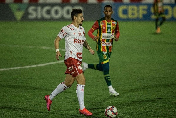 Foto: Heber Gomes/AGIF -Arthur Rezende em ação pelo CRB