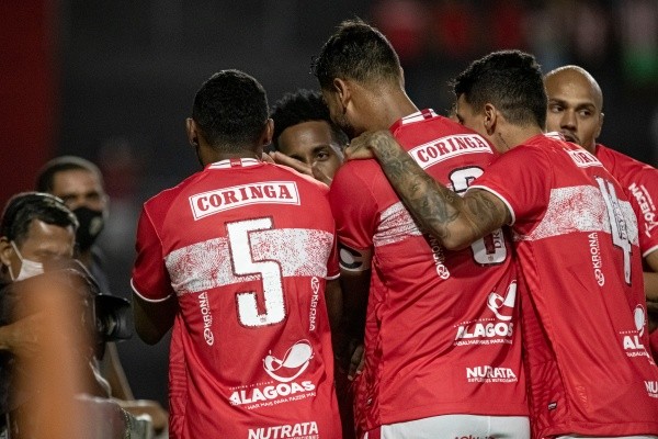 Foto: Celio Junior/AGIF – Jogadores do CRB comemoram gol no Brasileiro Série B
