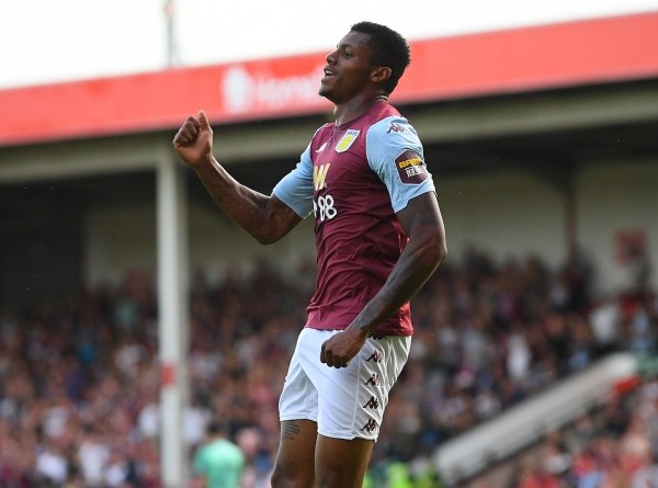 Clive Mason/Getty Images – Jogador chegou a atuar no time sub-23 do Aston Villa após voltar de lesão