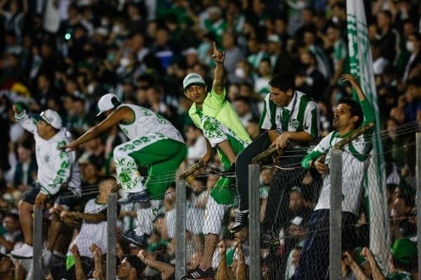 Luiz Erbes/AGIF/ Torcida do Juventude comemorando a permanência do clube na Série A.