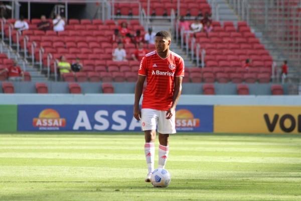Thauan Lara: joia da lateral colorada (Foto: Jota Finkler/Internacional)