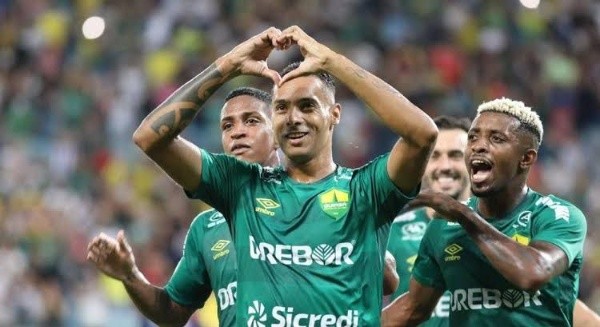 Élton comemorando gol com a camisa do Cuiabá (Foto: AssCom Dourado)