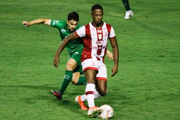 Foto: Rafael Vieira/AGIF -Matheus Trindade quando atuava pelo Náutico