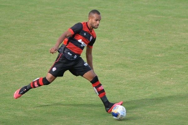 Foto: Walmir Cirne/AGIF -João Victor em ação pelo Vitória