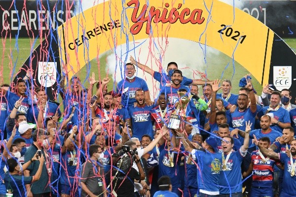 Jogadores do Fortaleza comemoram título de campeão após partida contra o Ceará no estádio Arena Castelão pela decisão do campeonato Cearense 2021. Foto: Kely Pereira/AGIF