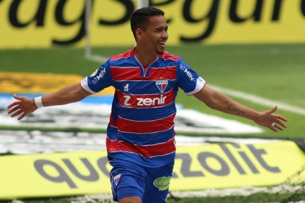Yago Pikachu jogador do Fortaleza comemora seu gol durante partida contra o Atlético-MG no estádio Mineirão pelo campeonato Brasileiro A 2021. Foto: Fernando Moreno/AGIF