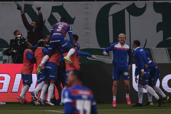  Igor Torres jogador do Fortaleza comemora seu gol com jogadores do seu time durante partida contra o Palmeiras no estádio Arena Allianz Parque pelo campeonato Brasileiro A 2021. Foto: Ettore Chiereguini/AGIF