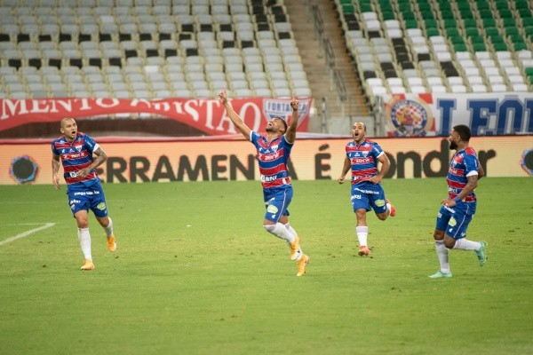 Ronald jogador do Fortaleza comemora seu gol com jogadores do seu time durante partida contra o São Paulo no estádio Arena Castelão pelo campeonato Copa do Brasil 2021. Foto: Kely Pereira/AGIF