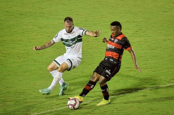 Foto: (Jhony Pinho/AGIF) - Sem muito espaço no Vitória-BA, Eron espera se firmar com a camisa da Bolívia Querida