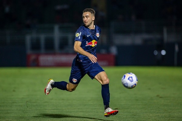 Foto: Diogo Reis/AGIF | Léo Ortiz recebeu o trofeu de melhor zagueiro do Prêmio Bola de Prata Foto: Diogo Reis/AGIF | Léo Ortiz recebeu o trofeu de melhor zagueiro do Prêmio Bola de Prata