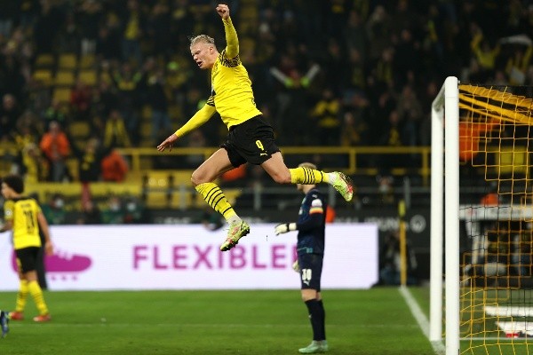 Borussia visa aumentar salário para que Haaland fique (Photo by Dean Mouhtaropoulos/Getty Images)