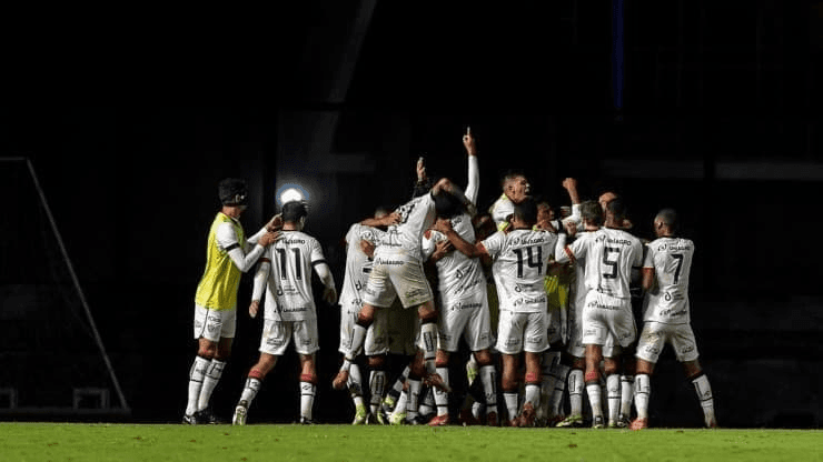 Thiago Ribeiro/AGIF - Jogadores do Vitória em jogo da Série B em 2021