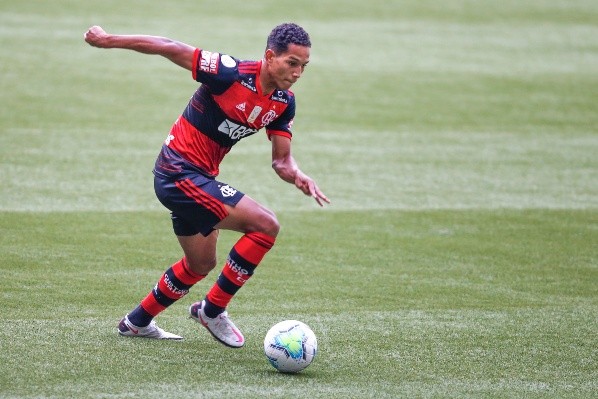 Foto: Marcello Zambrana/AGIF – João Lucas pode deixar o Flamengo