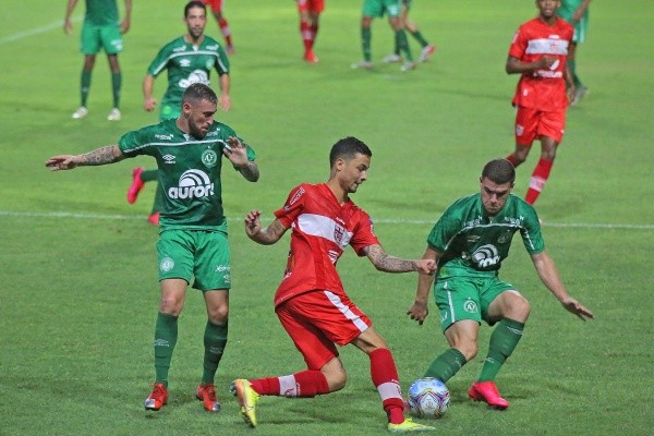 Foto: (Itawi Albuquerque/AGIF) - Reginaldo, que está prestes a fechar com a Chapecoense, durante partida da Série 2020, com a camisa do CRB