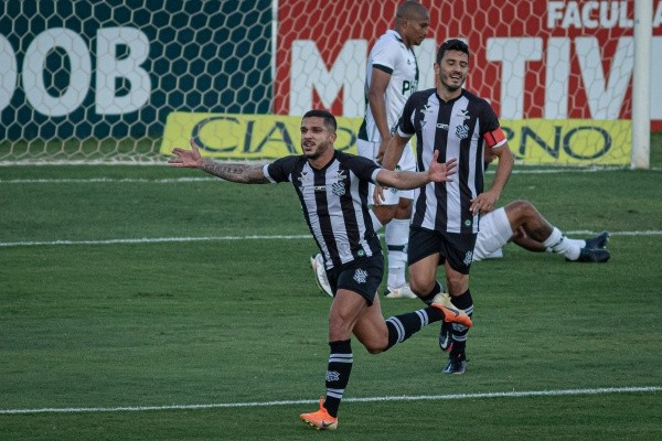 Rebeca Reis/AGIF/ Everton Santos comemorando gol. 
