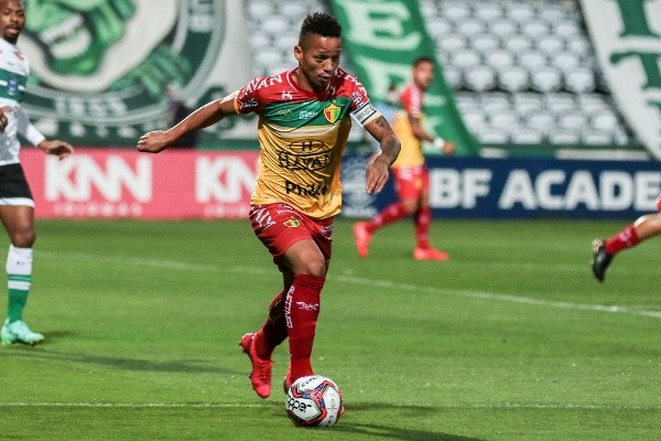 Foto: Robson Mafra/AGIF – Zé Mateus está próximo de acertar com o Coxa