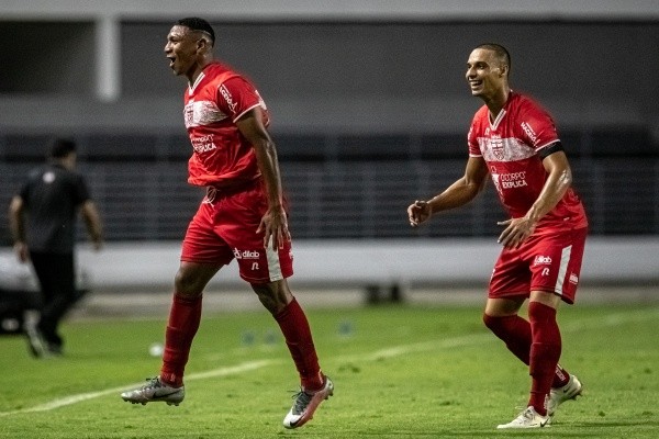 Foto: (Celio Junior/AGIF) - Celsinho, à direita, também não continuará no CRB para a temporada 2022