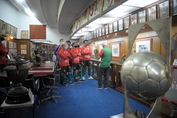 Jogadores inscritos da Copinha foram conhecer o museu da Portuguesa (Foto: Portuguesa)