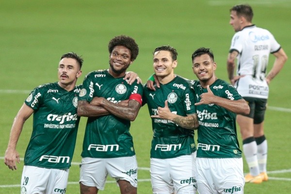 Luiz Adriano fez gols contra o Corinthians pelo Palmeiras (Foto: Marcello Zambrana/AGIF)