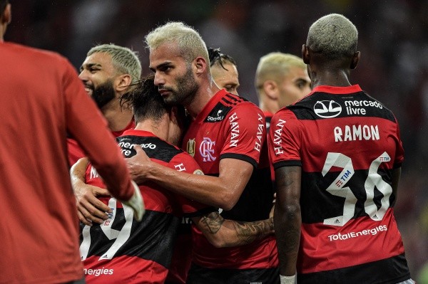 Thiago Ribeiro/AGIF/ Ataque do Flamengo comemorando gol em 2021. 