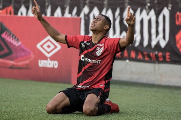 Foto: Robson Mafra/AGIF – Erick em ação pelo Furacão