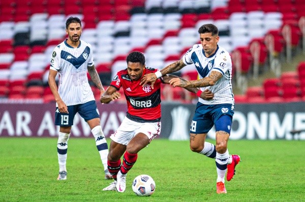 Foto: (Flickr Oficial Flamengo/Marcelo Cortes/Flamengo) - Juan Martín Lucero, à esquerda, defendendo as cores do Vélez durante partida contra o Flamengo, pela Copa Libertadores 2021