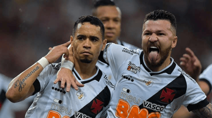 Yago Pikachu e Rossi comemorando gol do Vasco (Foto: Thiago Ribeiro/AGIF)