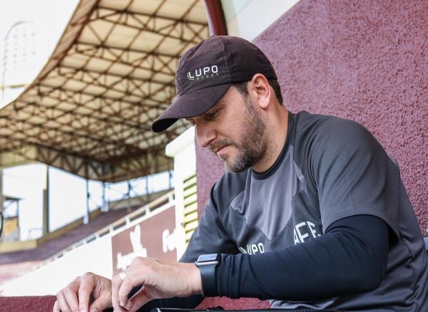 Foto: (Flickr Oficial Ferroviária/Tiago Pavini/Ferroviária SA) - Elano ajudou a Ferroviária a chegar até as quartas de final da Série D