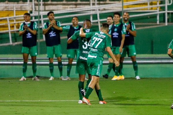 Foto: (Dinho Zanotto/AGIF) - Derlan, camisa 34, comemora seu gol pela Chapecoense diante do Figueirense