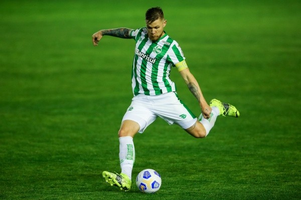 Pedro H. Tesch/AGIF/ Zagueiro Rafael Forster em campo pelo Juventude. 
