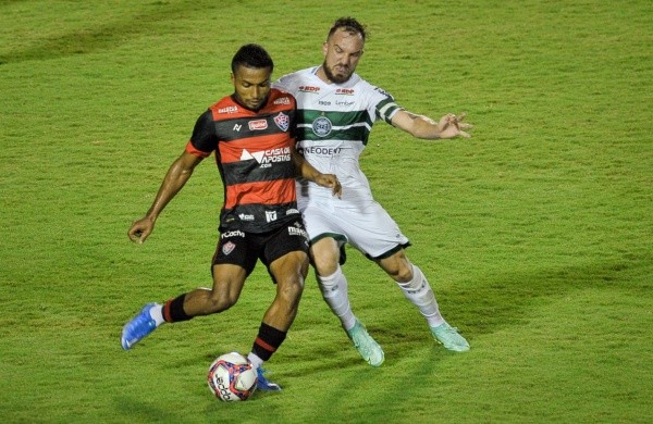 Foto: (Jhony Pinho/AGIF) - De volta ao CSA, Cedric disputou a última Série B pelo Vitória