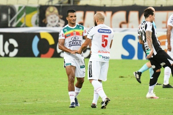 Foto: (Kely Pereira/AGIF) - Alex Sandro, à esquerda, já defendeu as cores do Brusque em 2020