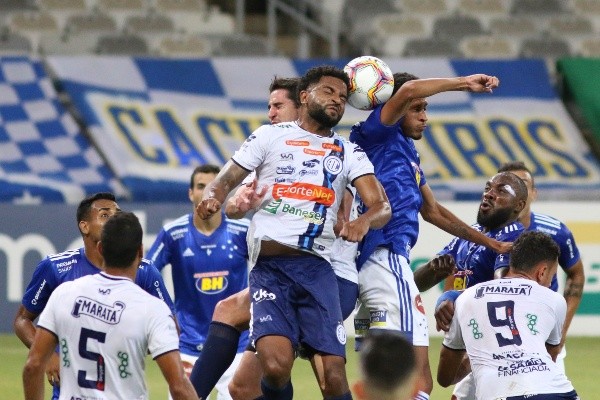 Foto: Fernando Moreno/AGIF – Adriano em ação pelo Confiança