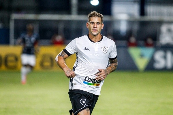 Foto: (Fernando Torres/AGIF) - Rafael Moura, ex-Botafogo, pode pintar no Paysandu