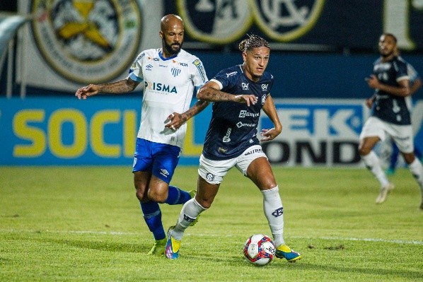 Foto: (Fernando Torres/AGIF) - O Avaí precisaria ser punido com a perda de 22 pontos para ser rebaixado para a Série C no lugar do Remo