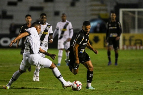 Foto: (Rogério Capela/AGIF) - Yago Henrique, à esquerda, enquanto defendia as cores da Ponte Preta Foto: (Rogério Capela/AGIF) - Yago Henrique, à esquerda, enquanto defendia as cores da Ponte Preta