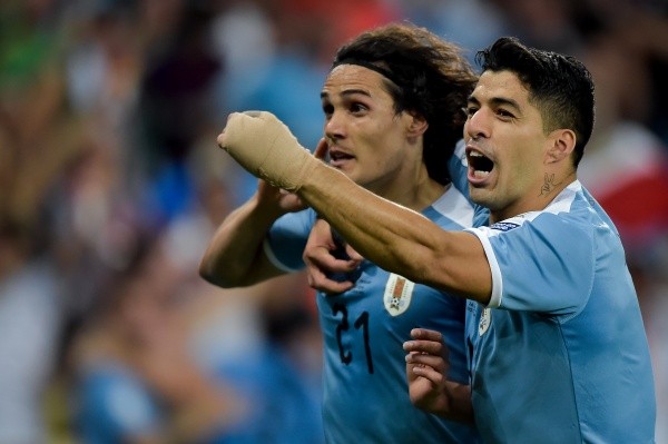 Cavani e Suárez estão sendo especulados no Corinthians (Foto: Thiago Ribeiro/AGIF)