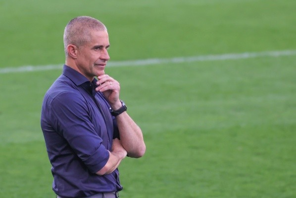 Foto: Marcello Zambrana/AGIF | Sylvinho é bem avaliado pela diretoria do Timão e permanece no cargo para 2022