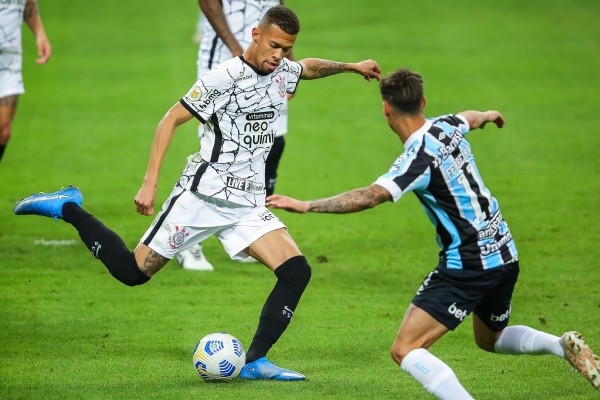 Pedro H. Tesch/AGIF/ João Victor em campo pelo Corinthians.